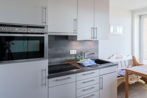 Fridge, microwave, oven, stovetop - Nordland Appartments - Apartment Seeland - Directly by the sea, you can't get any closer! (Wyk auf Föhr)