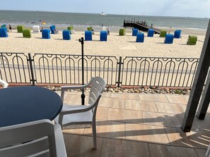 تناول الطعام بالخارج