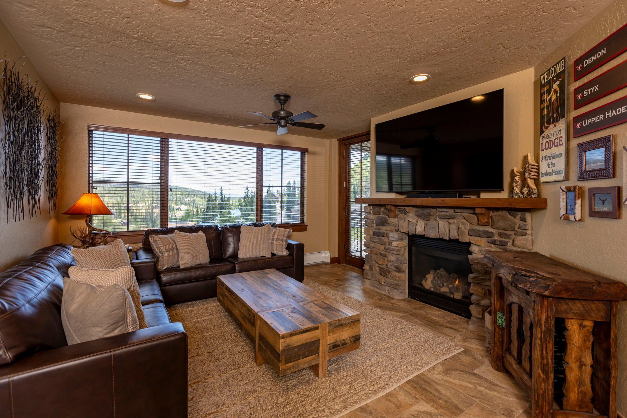 Een flatscreentelevisie en een open haard