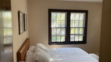 2 makuuhuonetta, työpöytä, silitysrauta/-lauta, vauvan matkasänky