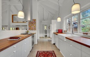 ثلاجة، فرن، موقد طهي مسطح، غسالة أطباق