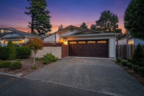Ein Wohnhaus mit Garage, Auffahrt und gepflegter Außenanlage.