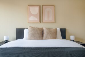 1 slaapkamer, een strijkplank/strijkijzer, wifi, beddengoed