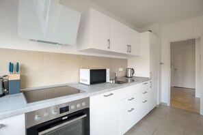 Fridge, microwave, oven, dishwasher - Premium Mitte 1BR nr Checkpoint Charlie, by Blueground (Berlin)