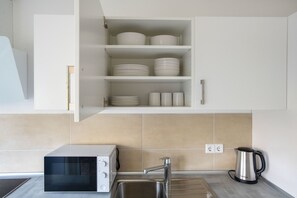 Fridge, microwave, oven, dishwasher - Premium Mitte 1BR nr Checkpoint Charlie, by Blueground (Berlin)