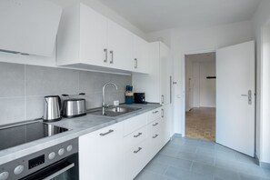 Køleskab, mikrobølgeovn, ovn, kogeplade