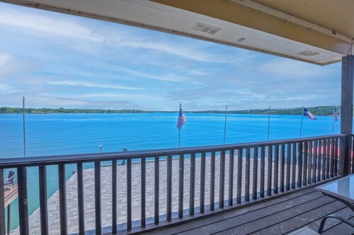 Lakefront Breezy Bungalow in Granbury