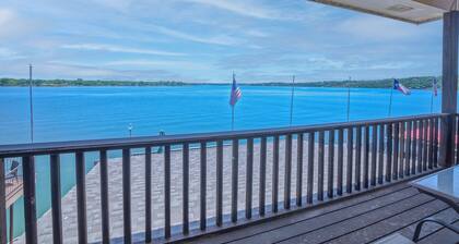 Lakefront Breezy Bungalow in Granbury