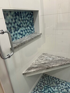 Chuveiro, secador de cabelo, toalhas de banho, sabonete