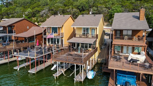 Lakefront Breezy Bungalow Chalet in Granbury