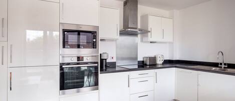 Refrigerador, microondas, horno, lavavajillas