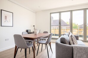 Dining - Beautiful Vauxhall 2BR w/ Balcony nr Tube, by Blueground (London)