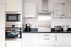 Fridge, microwave, oven, dishwasher - Beautiful Vauxhall 2BR w/ Balcony nr Tube, by Blueground (London)