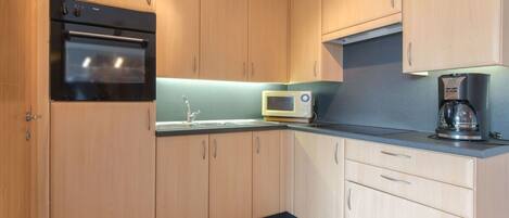 Four Ă micro-ondes, lave-vaisselle, grille-pain, table de salle Ă manger