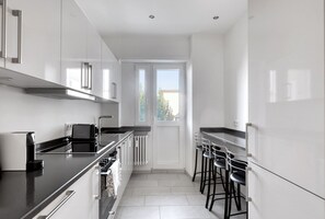 Een koelkast, een microgolfoven, een oven, een vaatwasser