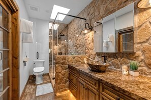 Ensemble douche/baignoire, sèche-cheveux, serviettes fournies