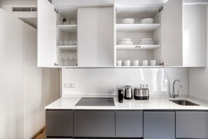 Køleskab, mikrobølgeovn, ovn, kogeplade