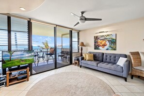 TV, books - Simply Amazing Oceanfront Condo! Milowai 310 (Wailuku)