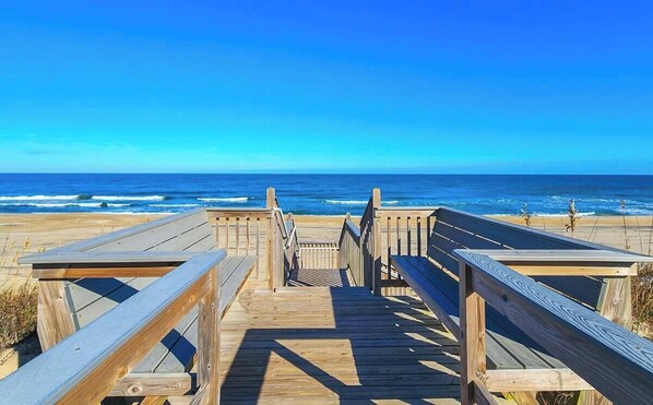 Beach nearby - THREE LITTLE BIRDS- 4 BR Oceanside home - Short Walk To Beach, Private Pool, Dogs Allowed (Southern Shores)