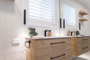 Combined shower/bathtub, towels - Sandy Delight. (Bass Coast)