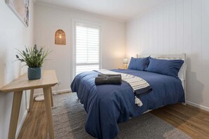 3 bedrooms, free WiFi, bed sheets - Sandy Delight. (Bass Coast)