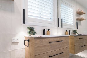 Combined shower/tub, towels