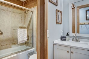 Ducha y bañera combinadas, secador de pelo y toallas