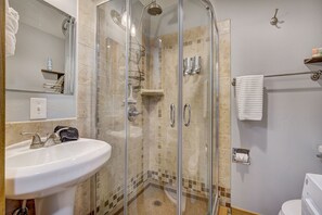Combined shower/tub, hair dryer, towels
