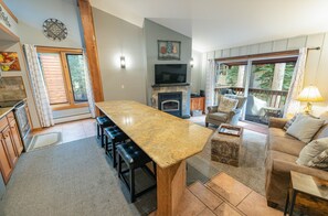 Televisión y chimenea 