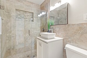 Douche, sèche-cheveux, serviettes fournies, savon