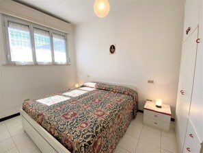 2 Schlafzimmer, Reisekinderbett