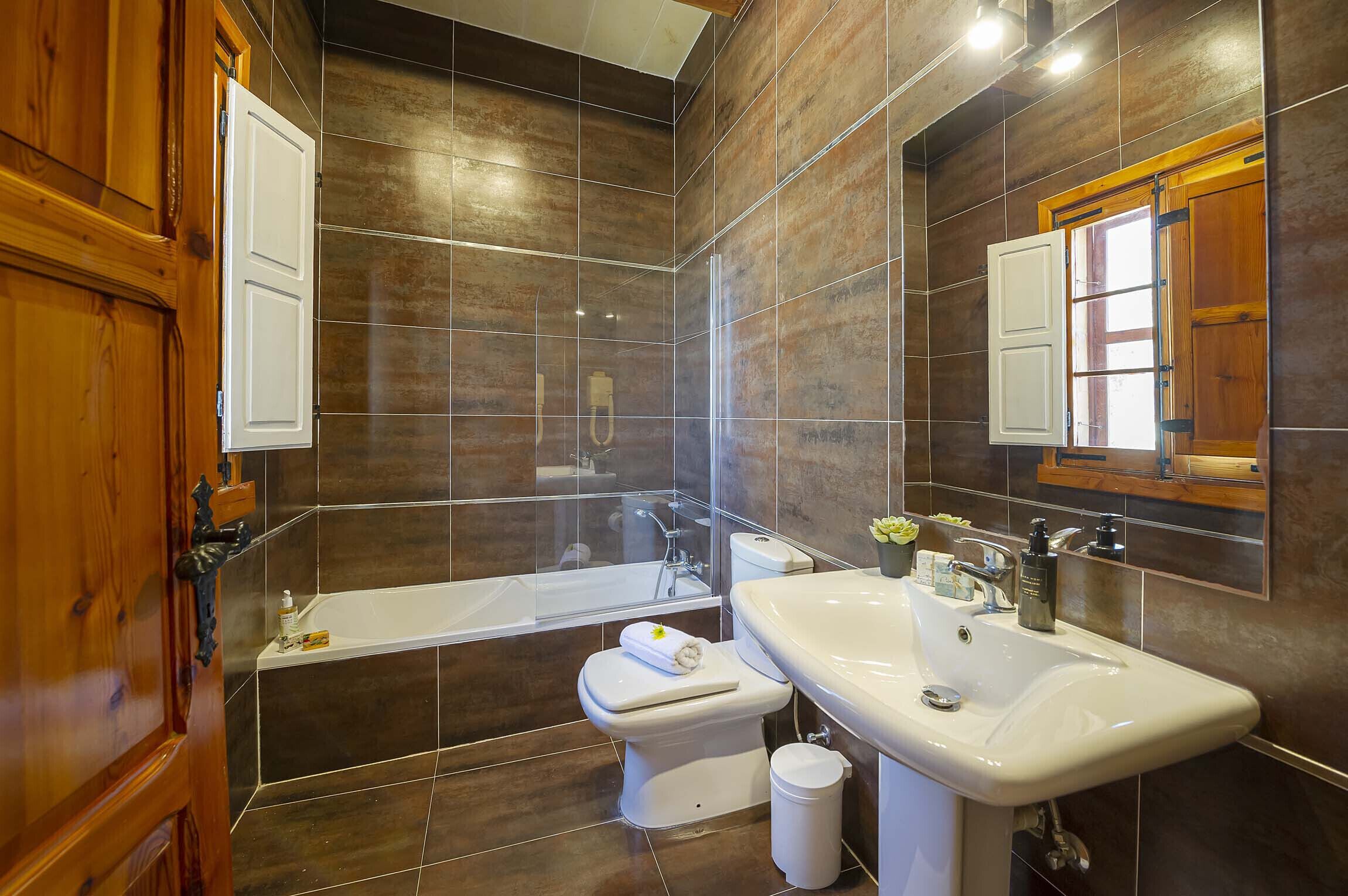 Bathtub, hair dryer, towels