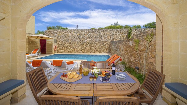 Outdoor dining - Narcisa Holiday Home (In-Nadur)