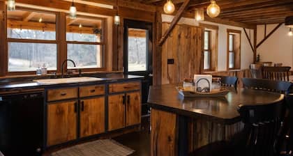 Private Cabin w/Hot Tub. Woods and nature