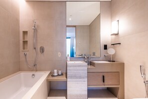 Badewanne, Haartrockner, Handtücher