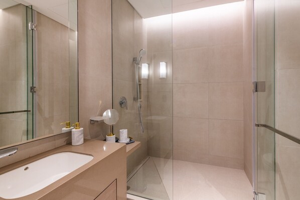 Badewanne, Haartrockner, Handtücher