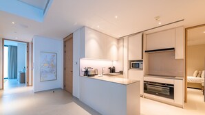 Una cocina moderna con una isla central, microondas integrado y horno.