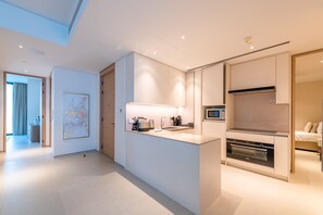 Eine moderne Küche mit Kochinsel, integriertem Mikrowellenherd und Backofen.