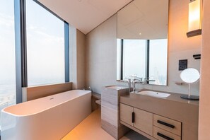 Ein modernes Badezimmer mit einer großen Badewanne, zwei Waschbecken und einem großen Spiegel.
