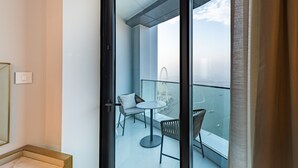 Un balcón con vista a una noria y un cuerpo de agua.