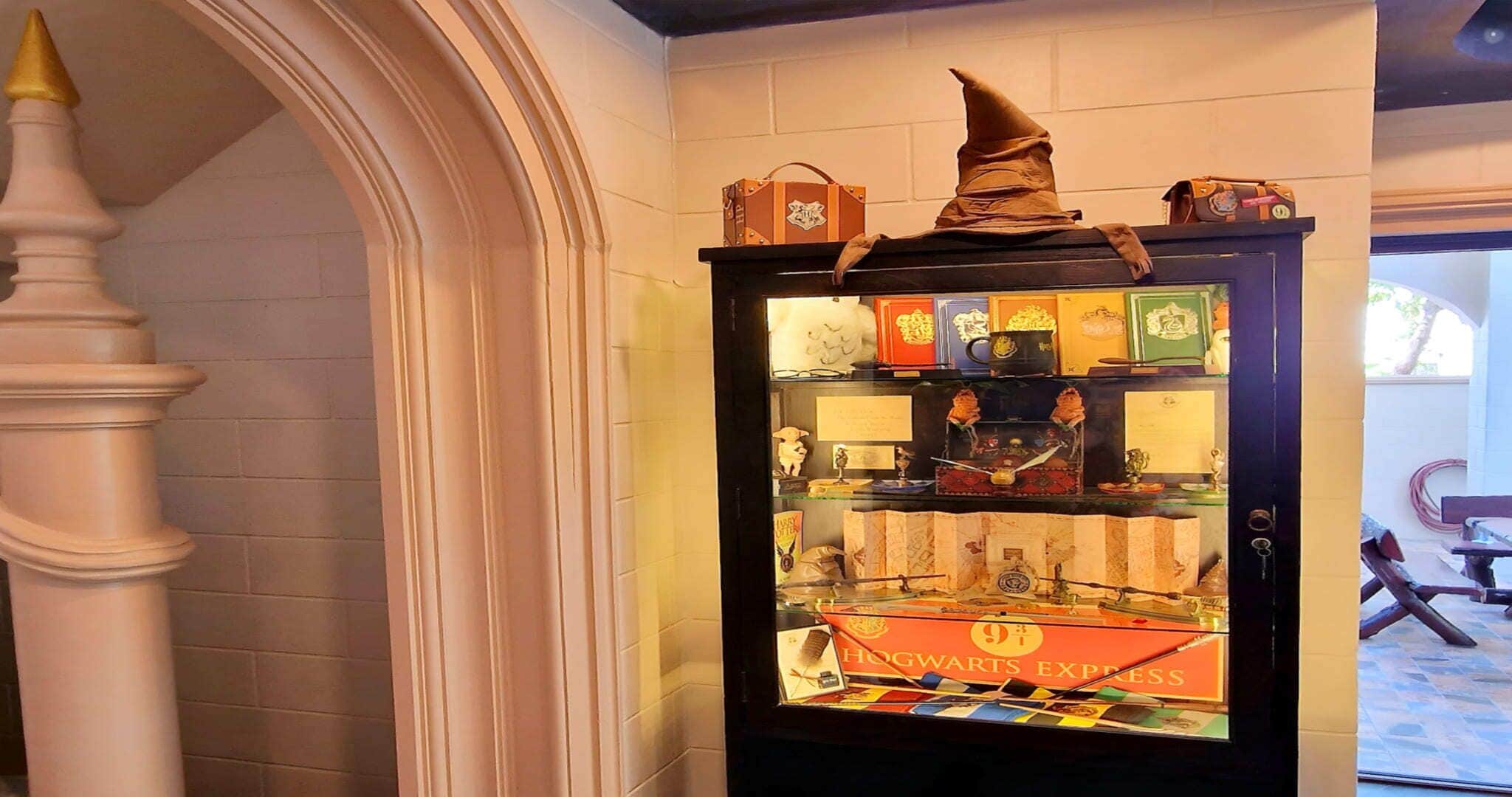 Una vitrina con temática del Expreso de Hogwarts, con diversos recuerdos y un modelo de tren.
