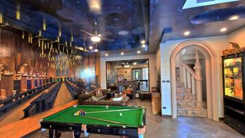 75-tums smart-tv med kabelkanaler, tv och eldstad