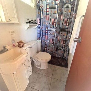 وحدات دش مع أحواض استحمام، مناشف، ورق حمّام