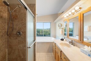Combined shower/bathtub, jetted bath, hair dryer, towels - 20 min to Sedona / Hot Tub Views! (Clarkdale)