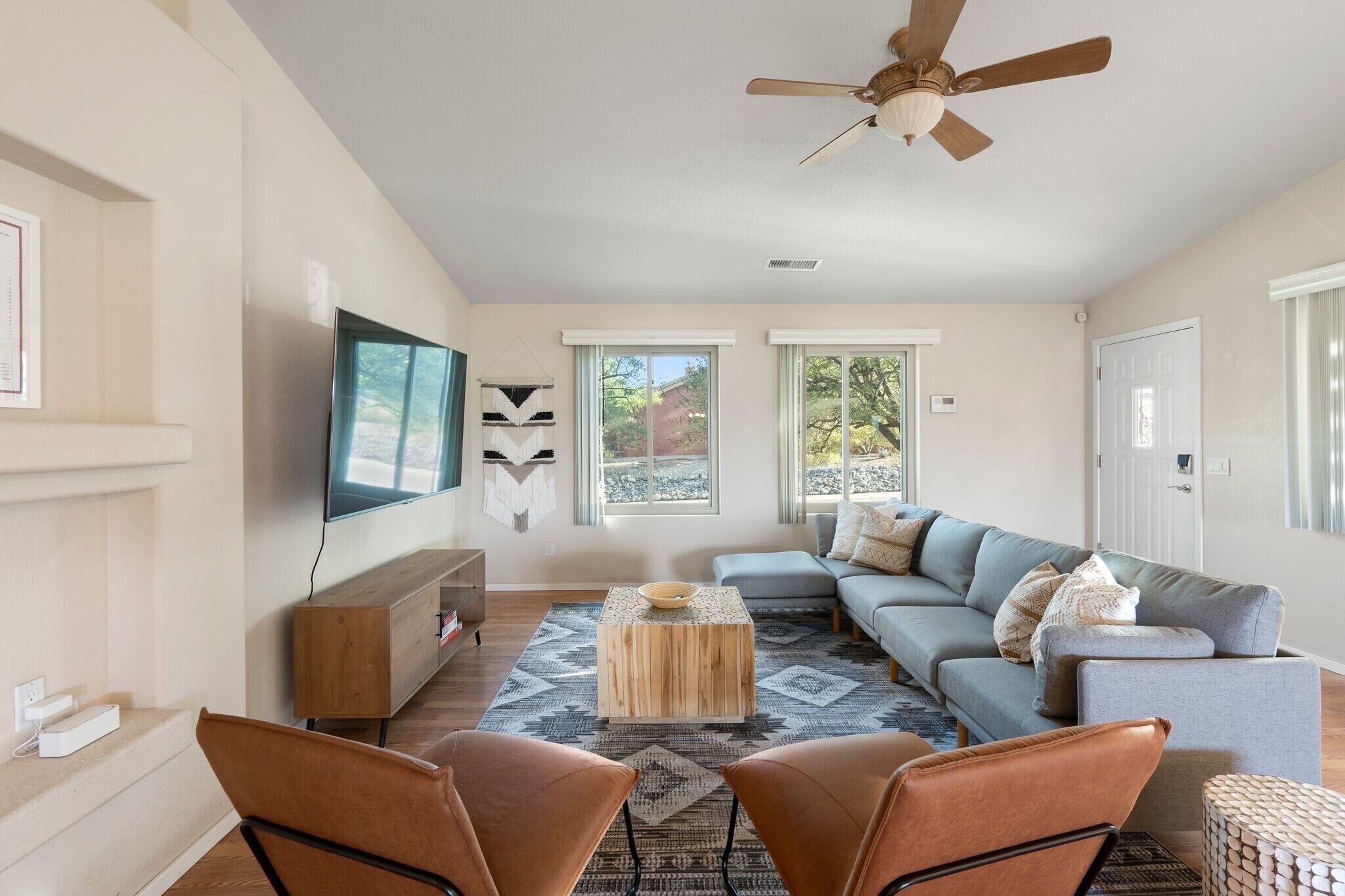 Televisión, tenis de mesa, biblioteca musical y estéreo 