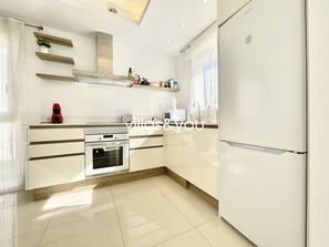 Frigorífico, microondas, horno y lavavajillas