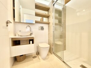 Ducha, secador de pelo y toallas