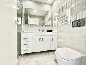 Douche, séchoir à cheveux, serviettes fournies