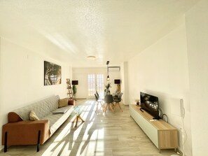 TV - Sunset Torrevieja by Villas&You (Torrevieja)