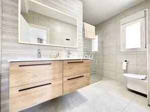 Shower, hair dryer, towels - Villa Palmera Ciudad Quesada by Villas&You (Ciudad Quesada)